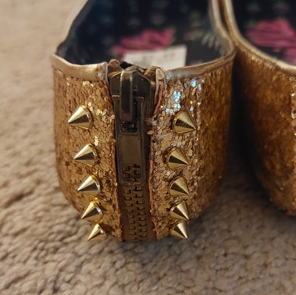 Betsyville by Betsy Johnson Gold Glitter Flats, Size 8.5 - Picture 7 of 7